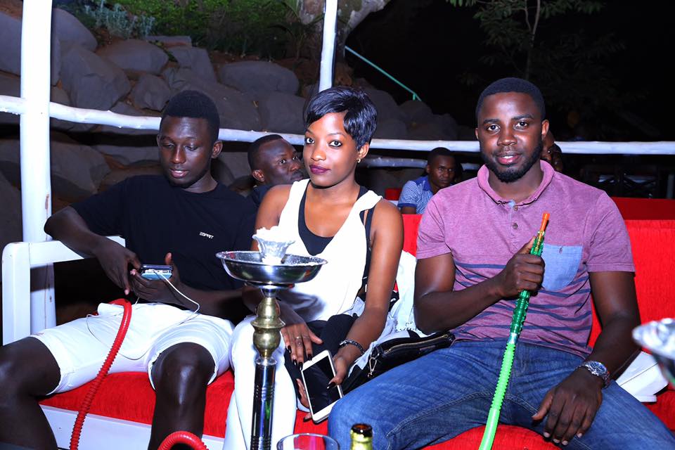 Fame Lounge and Restaurant Kololo Kampala Uganda, Good food in Kampala, Food, Beer and Drinks, Top Bars, Top Restaurant, Lounge, Top Bar and Lounge, Food, Beer, Wine, Spirits, Cocktail bar, Amazing beer prices, Cheap Beers, Great Venues to Drink after work , Gins and local beers, grilled food and wood-fired pizzas, Kampala Corporate Night Out and hanging venue, Chilling with friends and mates, Date night, Eating and Drinking, Private parties, Drinking and Dancing, Cocktail Bar, Lounge Bar, Party Bar, Kampala Pub, Lively DJ nights, Lively Music, Great Beer Drink Out, Tasteful Delicious food in Kampala, Amazing Drinking Joint in Kampala Uganda, Ugabox